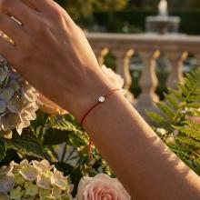 Гривна с червен конец и диамант