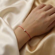 Гривна с червен конец и диамант