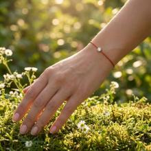 Гривна с червен конец и диамант