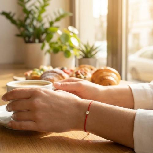 Гривна с червен конец и диамант