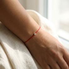 Гривна с червен конец и диамант