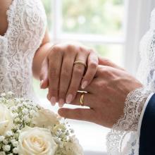 Брачна халка с циркони