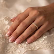 Брачна халка с циркони