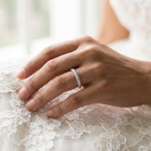 Брачна халка с циркони