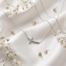 Златно колие с кръст