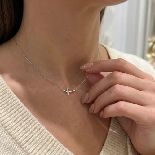 Златно колие с кръст