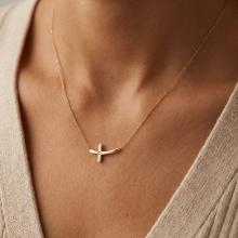 Златно колие с кръст