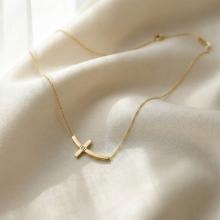 Златно колие с кръст