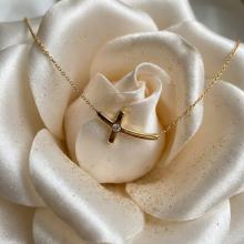 Златно колие с кръст