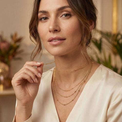 Нежно златно колие с топчета