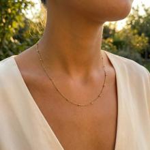 Нежно златно колие с топчета Нежно златно колие с топчета