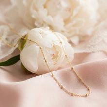 Нежно златно колие с топчета Нежно златно колие с топчета