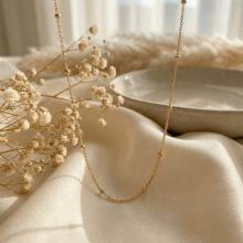 Нежно златно колие с топчета Нежно златно колие с топчета