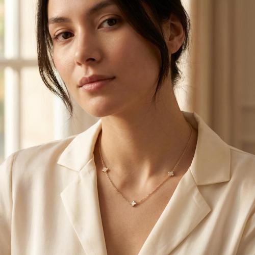 Златно колие Детелинки с бял седеф