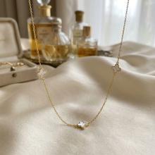 Златно колие Детелинки с бял седеф