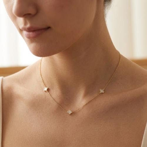 Златно колие Детелинки с бял седеф