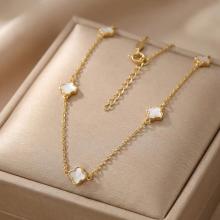 Златно колие Детелинки с бял седеф Златно колие Детелинки с бял седеф