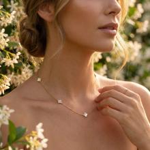 Златно колие Детелинки с бял седеф Златно колие Детелинки с бял седеф