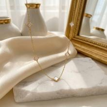 Златно колие Детелинки с бял седеф Златно колие Детелинки с бял седеф