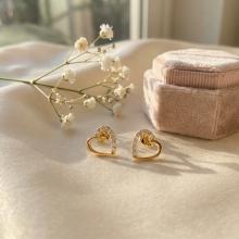 Златни обеци Любов с бели циркони Златни обеци Любов с бели циркони