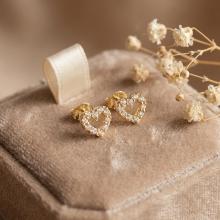 Златни обеци Сърца с циркони Златни обеци Сърца с циркони