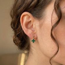 Златни обеци Детелинки с малахит Златни обеци Детелинки с малахит