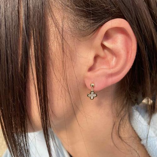 Златни обеци Детелинки с бял седеф