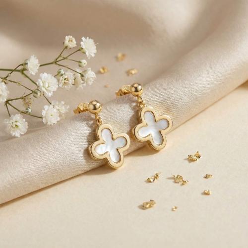 Златни обеци Детелинки с бял седеф