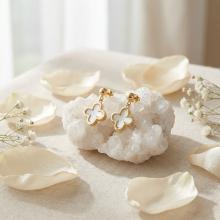 Златни обеци Детелинки с бял седеф