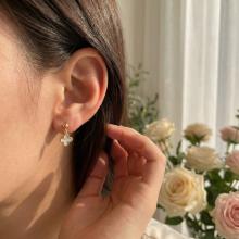 Златни обеци Детелинки с бял седеф