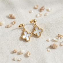 Златни обеци Детелинки с бял седеф