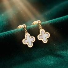 Златни обеци Детелинки с бял седеф