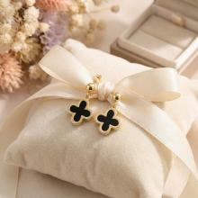 Златни обеци Детелинки с черен оникс