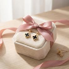 Златни обеци Детелинки с черен оникс