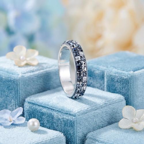 Сребърен пръстен с кристали от Sw® Mila