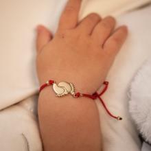 Гривна с червен конец и 14 карата златен елемент 2 бебешки стъпки
