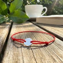 Гривна с червен конец и сребърно кръгче с гравиране по избор