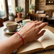 Гривна с червен конец и сребърно кръгче с гравиране по избор