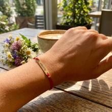 Гривна с червен конец и 14 карата златен елемент плочка с гравирано име Гривна с червен конец и 14 карата златен елемент плочка с гравирано име