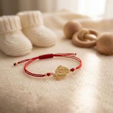 Гривна с червен конец и 14 карата златен елемент 2 бебешки стъпки Гривна с червен конец и 14 карата златен елемент 2 бебешки стъпки