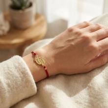 Гривна с червен конец и 14 карата златен елемент 2 бебешки стъпки Гривна с червен конец и 14 карата златен елемент 2 бебешки стъпки