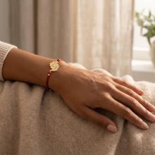 Гривна с червен конец и 14 карата златен елемент 2 бебешки стъпки Гривна с червен конец и 14 карата златен елемент 2 бебешки стъпки