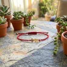 Гривна с червен конец и 14 карата златен елемент момиченце Гривна с червен конец и 14 карата златен елемент момиченце