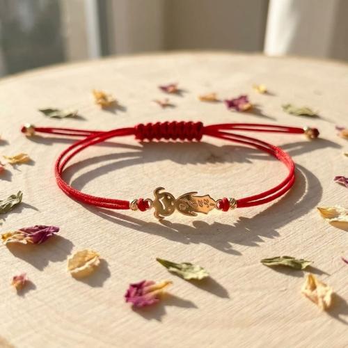 Гривна с червен конец и 14 карата златен елемент момиченце