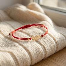 Гривна с червен конец и 14 карата златен елемент момиченце Гривна с червен конец и 14 карата златен елемент момиченце