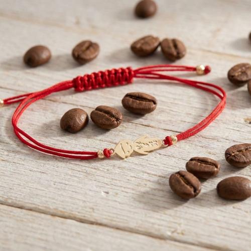 Гривна с червен конец и 14 карата златен елемент момче