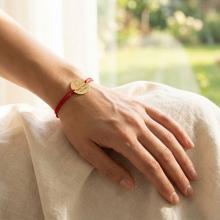 Гривна с червен конец и златен елемент с рождените данни на вашето бебе