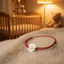 Гривна с червен конец и златен елемент с рождените данни на вашето бебе