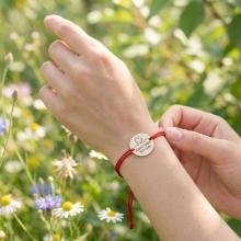 Гривна с червен конец и златен елемент с рождените данни на вашето бебе