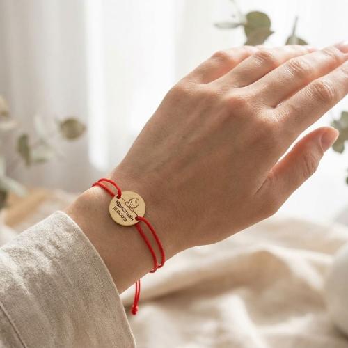 Гривна с червен конец и златен елемент с рождените данни на вашето бебе